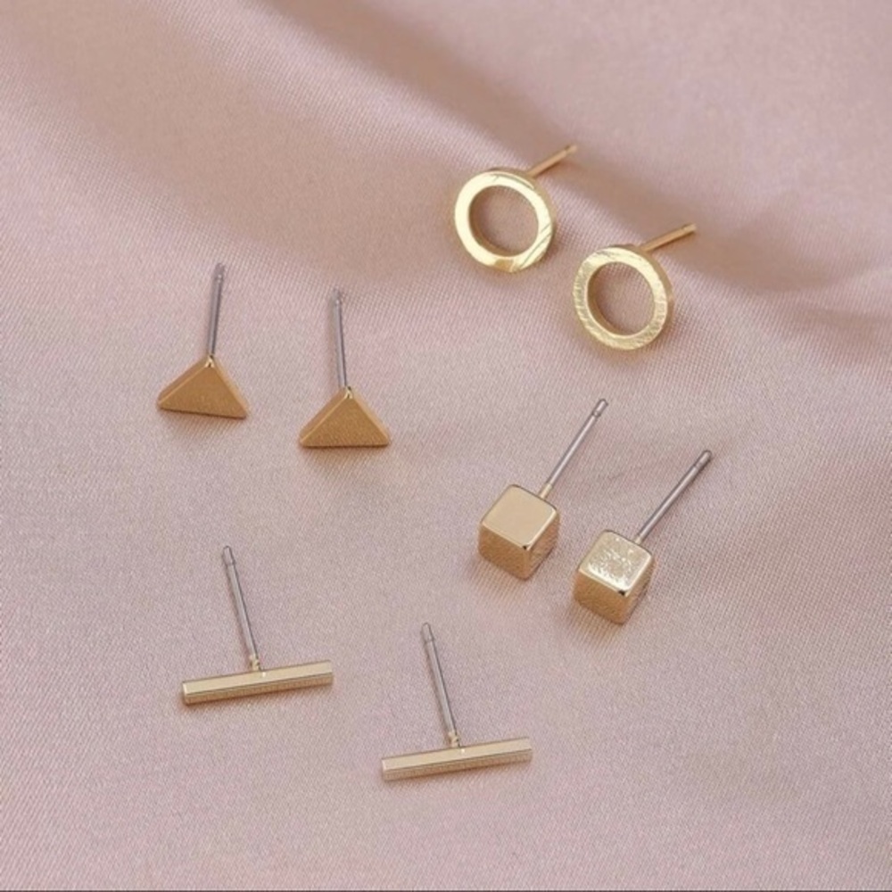 3/$30 💛 4pcs Earrings